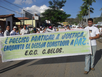 Centenas de pessoas participam de passeata em favor da vida, em Campos Belos