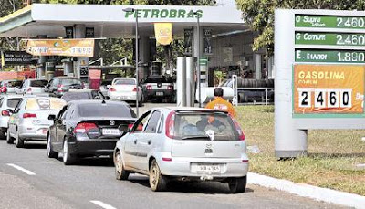 Luta dos consumidores surte efeito: preço de gasolina chega a R$ 2,46