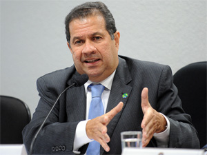 Ministro Carlos Lupi caçoa de brasileiros