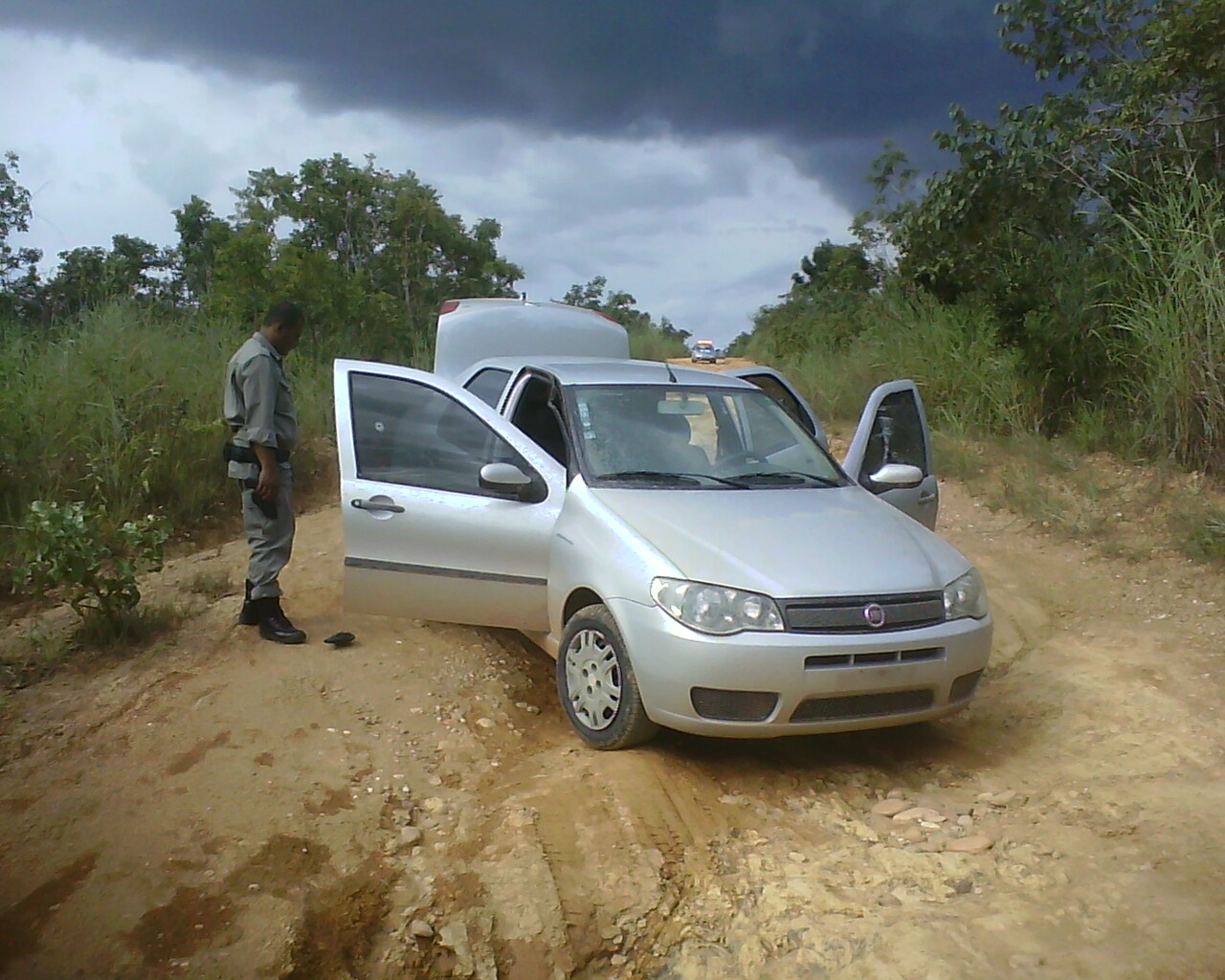 Fotos exclusivas do carro do promotor no local do atentado