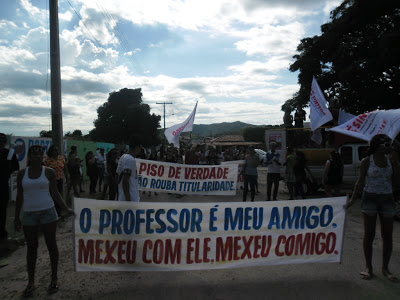 Professores fazem manifestação  pelas ruas de Campos Belos.  A greve continua