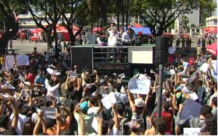 Manifestantes pedem saída do governador Marconi Perillo