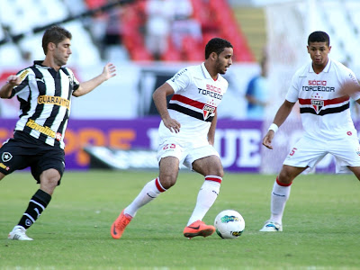 Natural de Monte Alegre, lateral Douglas se destaca no São Paulo