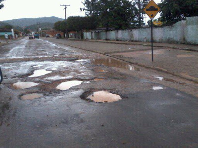 Assim está a GO-118 que corta o centro de Campos Belos