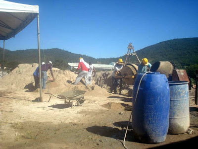 Voluntários participam de mutirão para erguer IML de Campos Belos