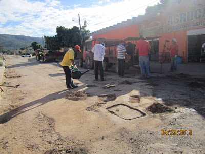 Ninha inicia obras tapa-buraco em Campos Belos