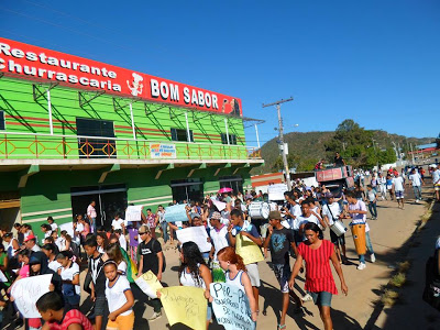 Em Campos Belos, estudantes vão para rua contra obras paralisadas de escolas