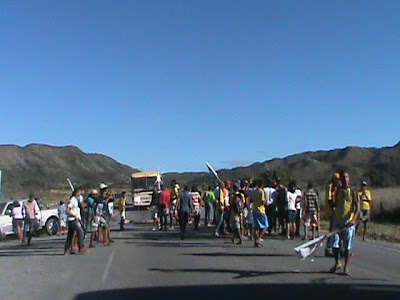 Alunos da Escola Agrícola de Arraias (TO) fecham rodovia em protesto. Governo deu prazo até dia 30 para desocupação da escola