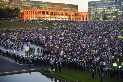 Está na hora de pararem as manifestações. O recado já foi dado