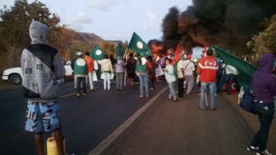 Movimento Camponês Popular faz manifestação em Flores de Goiás