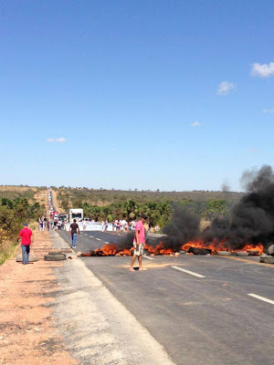 Moradores de Posse (GO) interditam BR-020 contra atraso em obra da rodovia