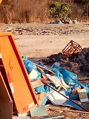 Moradores flagram livros didáticos do MEC jogados e incendiados em lixão