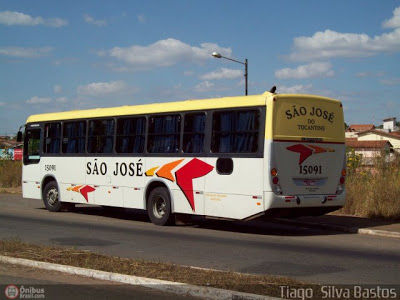 Ônibus da São José do Tocantins solta pneus em plena viagem