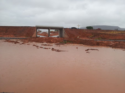 Trevo de Posse (GO) amanheceu alagado. Atraso nas obras no local foi motivo de protesto em junho passado