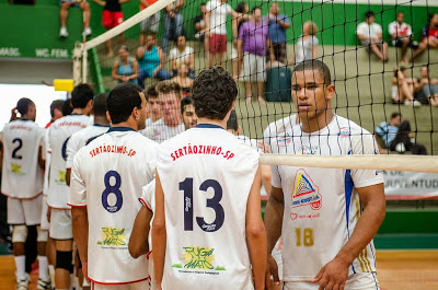 Douglas de Farias Bueno, um campos-belense que faz sucesso no vôlei profissional