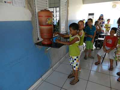 Escola em São Domingos recebe bebedouro industrial