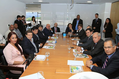 Iso Moreira e prefeitos do nordeste goiano participam de audiência com a ministra Ideli Salvatti e apresentam projeto de criação da “linha verde”