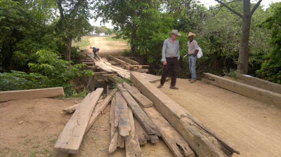 Ponte entre os municípios de Iaciara e Guarani de Goiás está literalmente caindo aos pedaços. Cidadãos estão indignados