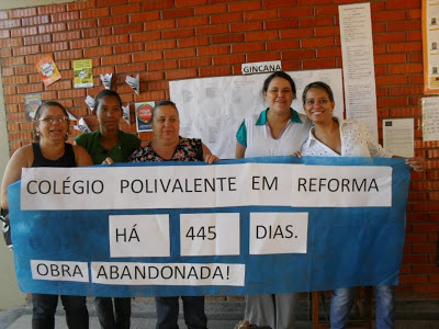 Professores protestam por atraso de obra de escola em mais de 400 dias