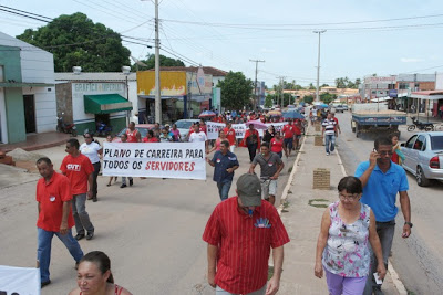 Greve geral de servidores em Taguatinga completa oito dias; prefeitura não se manifesta