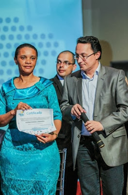 Escola Pública: Gestora do Colégio Estadual Lavandeira recebe oficialmente o prêmio Gestão Escolar 2013