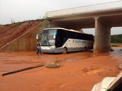 Posse (GO): viaduto entregue recentemente se afoga na incompetência governamental