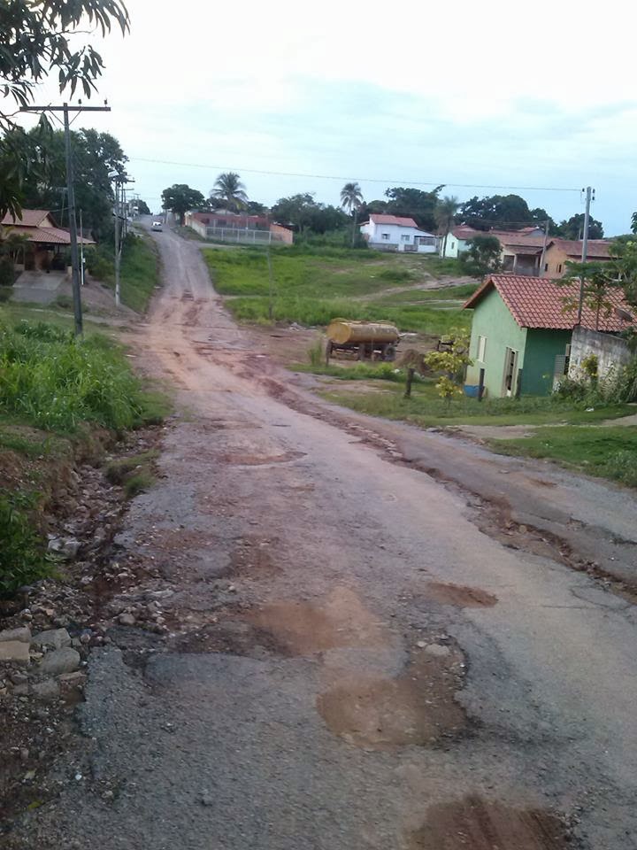 Mato e muitos buracos nas ruas de São Domingos