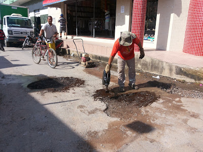 Prefeitura de Campos Belos inicia operação tapa-buraco. Precisava, os contribuintes já não aguentavam mais a buraqueira na cidade