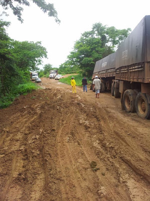 GO-549, entre Campos Belos e Divinópolis, está intransitável. Não entendo porque o governo resiste tanto em pavimentar a estrada