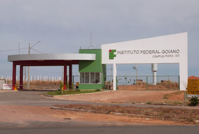 Operários das obras do Instituto Federal Goiano, em Campos Belos, cruzam os braços