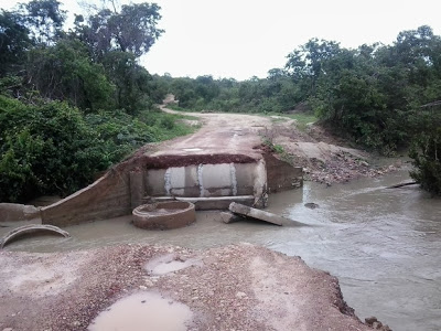 Chuvas derrubam ponte e deixam cidade de Paranã (TO)  isolada