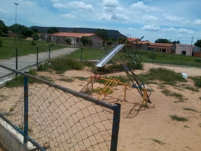 Praça abandonada em Posse (GO) traz riscos a crianças