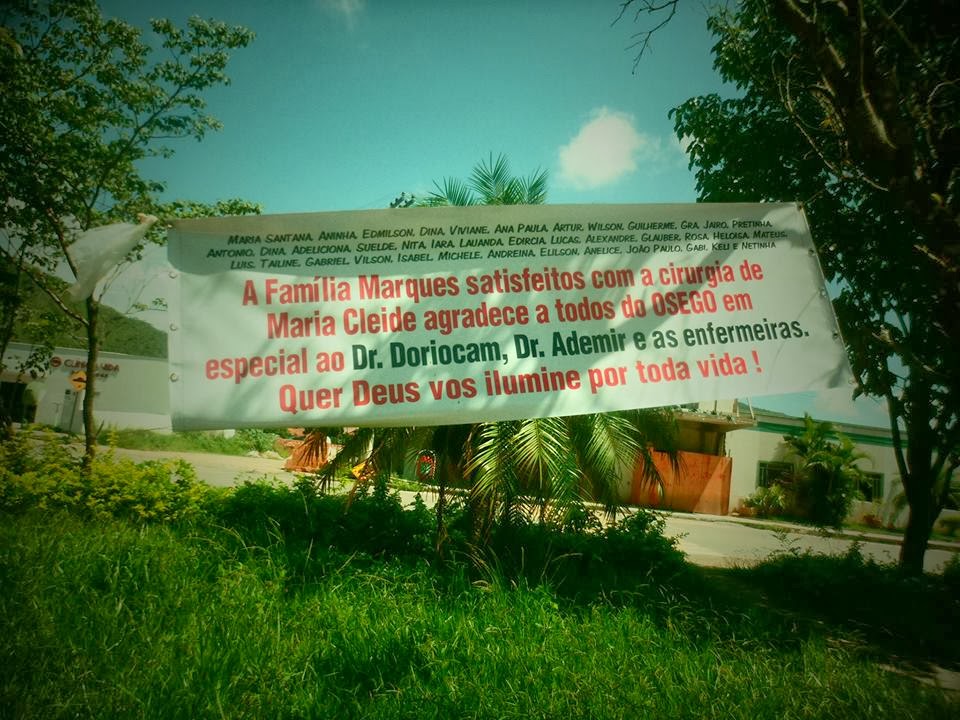 Família estende faixa em agradecimento a médicos de hospital público. Atitude merece nosso respeito