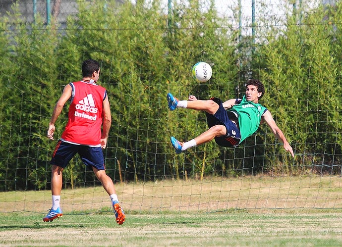 Chamado de craque por Fred, o campos-belense Higor faz golaço de bicicleta em treino