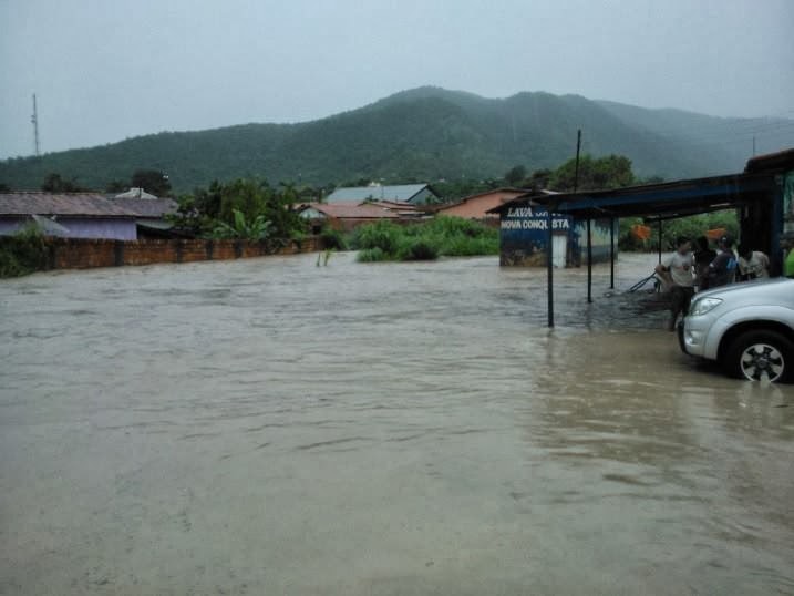 Forte chuva causa transtornos em Campos Belos