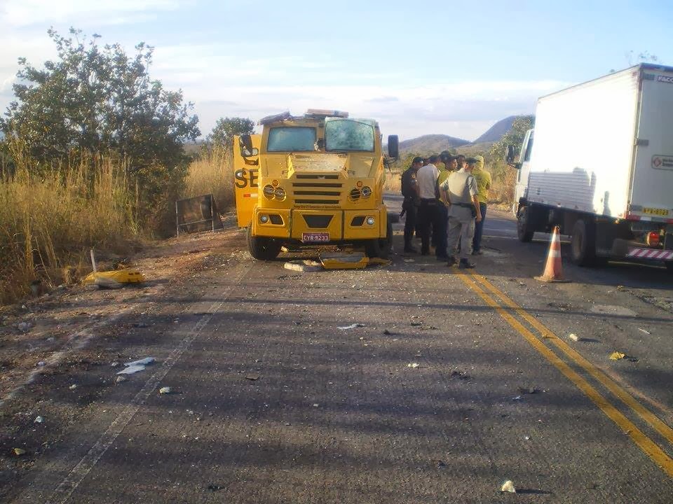 Treze homens teriam participado do assalto ao carro forte. Um suspeito está baleado em Flores de Goiás