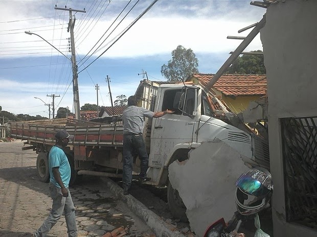 Caminhão desgovernado invade casas e provoca medo em Arraias (TO)