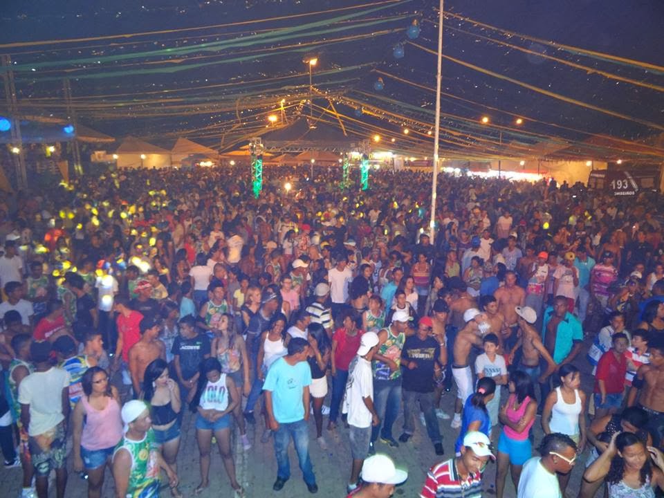 CarnaPosse 2014 lota Praça da Liberdade e arrasta muita gente pelas ruas da cidade