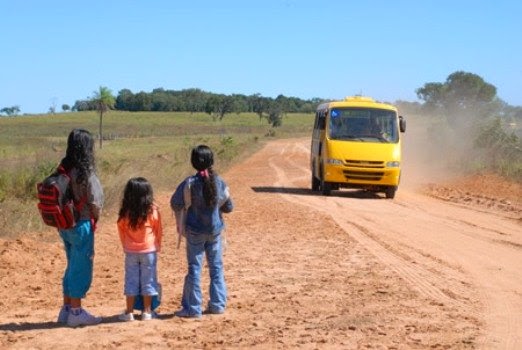 Crianças estudantes da fazenda Brejo, em Monte Alegre (GO), estão há uma semana sem ir à escola por falta de transporte, diz leitor