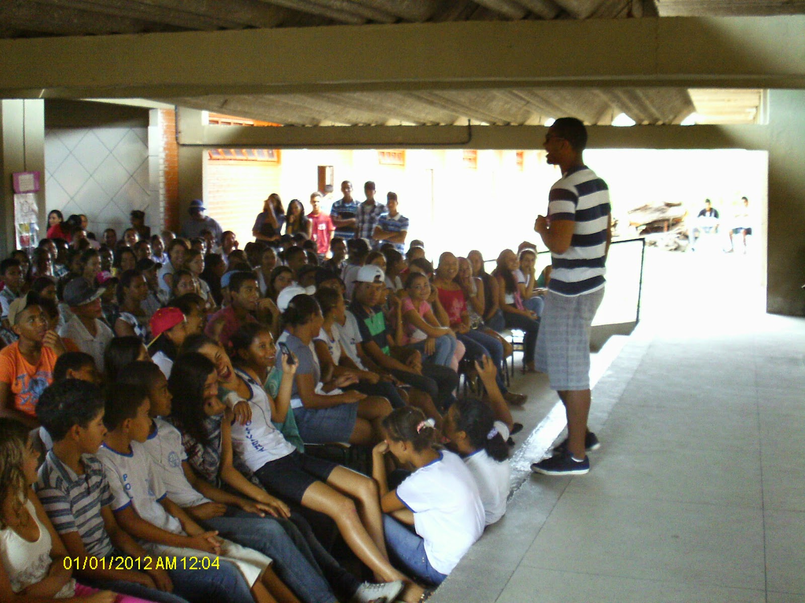 Douglas Bueno faz palestra motivacional no Colégio Polivalente