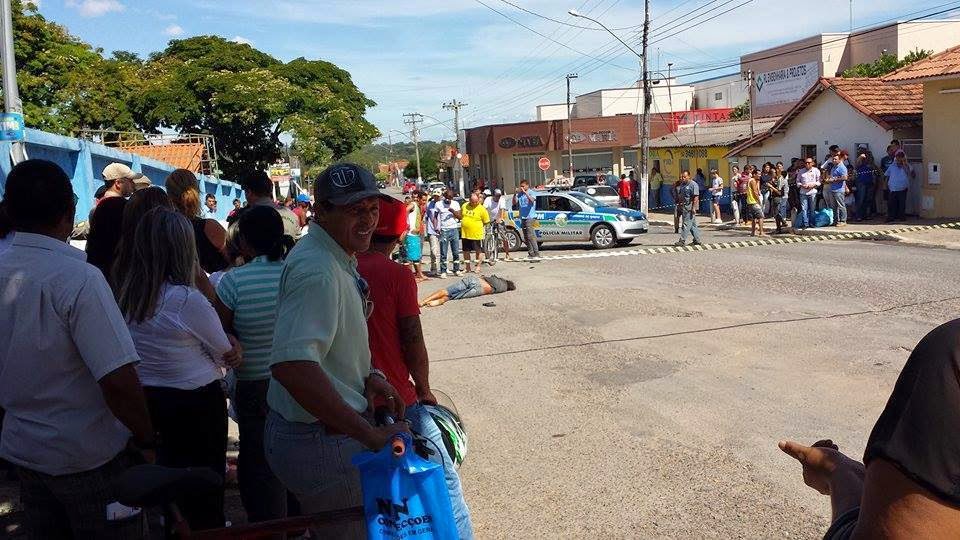 Homem morre atropelado por carreta no centro de Posse (GO). Em outro acidente, capotamento mata jovem de 25 anos