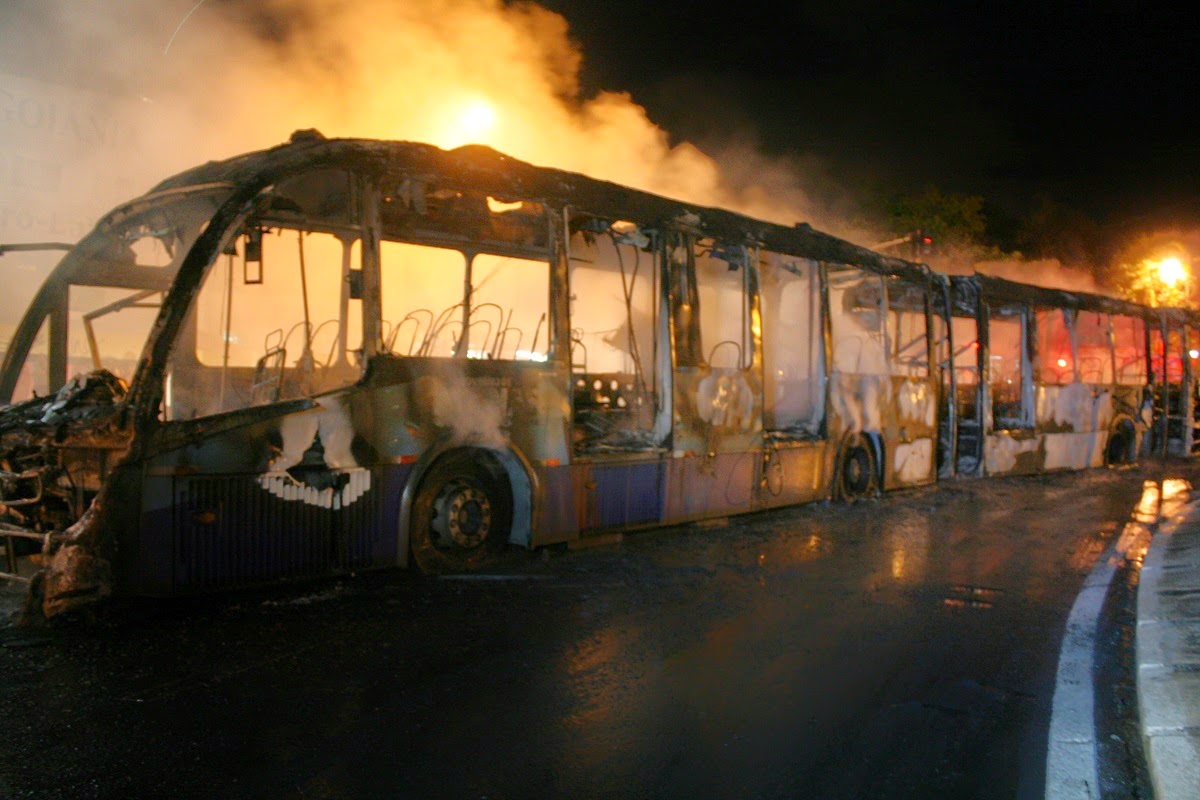 Começou de novo: Vândalos mascarados tocam fogo em ônibus na capital de Goiás