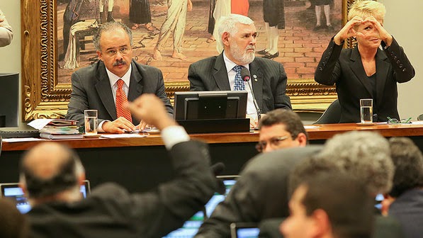 Lei da Palmada avança na Câmara dos Deputados. Ainda continuo contra