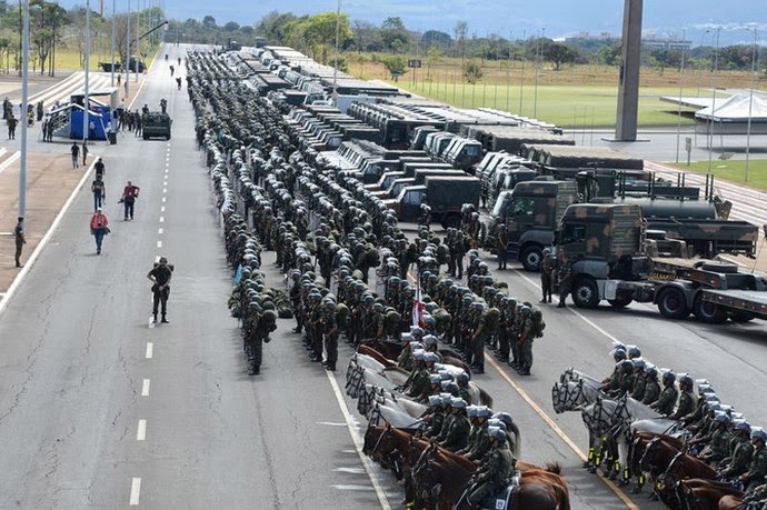 Forças Armadas exibe tropa e começa operação para a Copa no DF