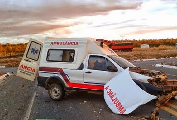 Ambulância de Divinópolis de Goiás se envolve em acidente na BR-020. Governo está sendo imprudente