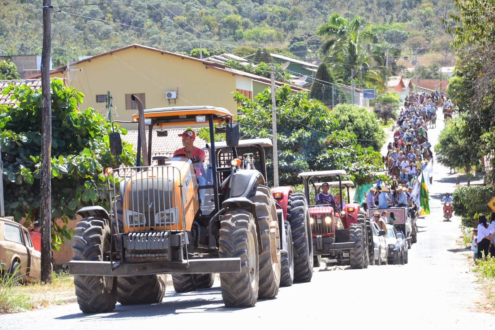 Cavalgada abre XXI Exposição Agropecuária de Campos Belos