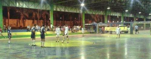 Futsal Masculino de Campos Belos bate Padre Bernardo e sai na frente