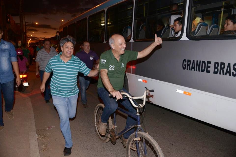 Foto da semana: Arruda, símbolo da corrupção e candidato a governador, paga mico em campanha