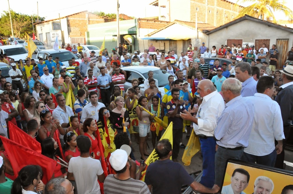 Carreata de Marconi Perillo chega a Campos Belos. Ninha sobe ao palanque em apoio