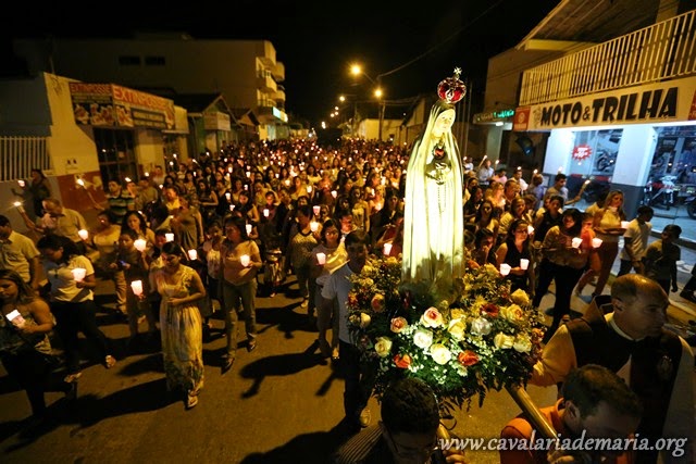 Em Posse (GO), Paróquia Senhora Sant’Ana faz procissão luminosa